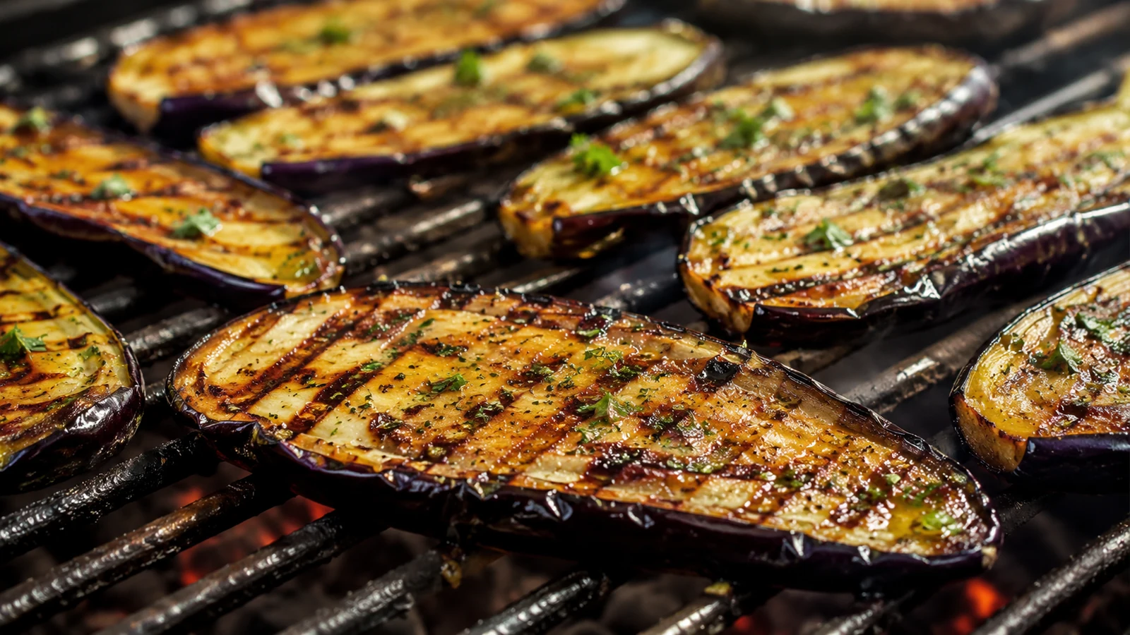 Aubergine vom Grill mit Grillstreifen und Kräutern