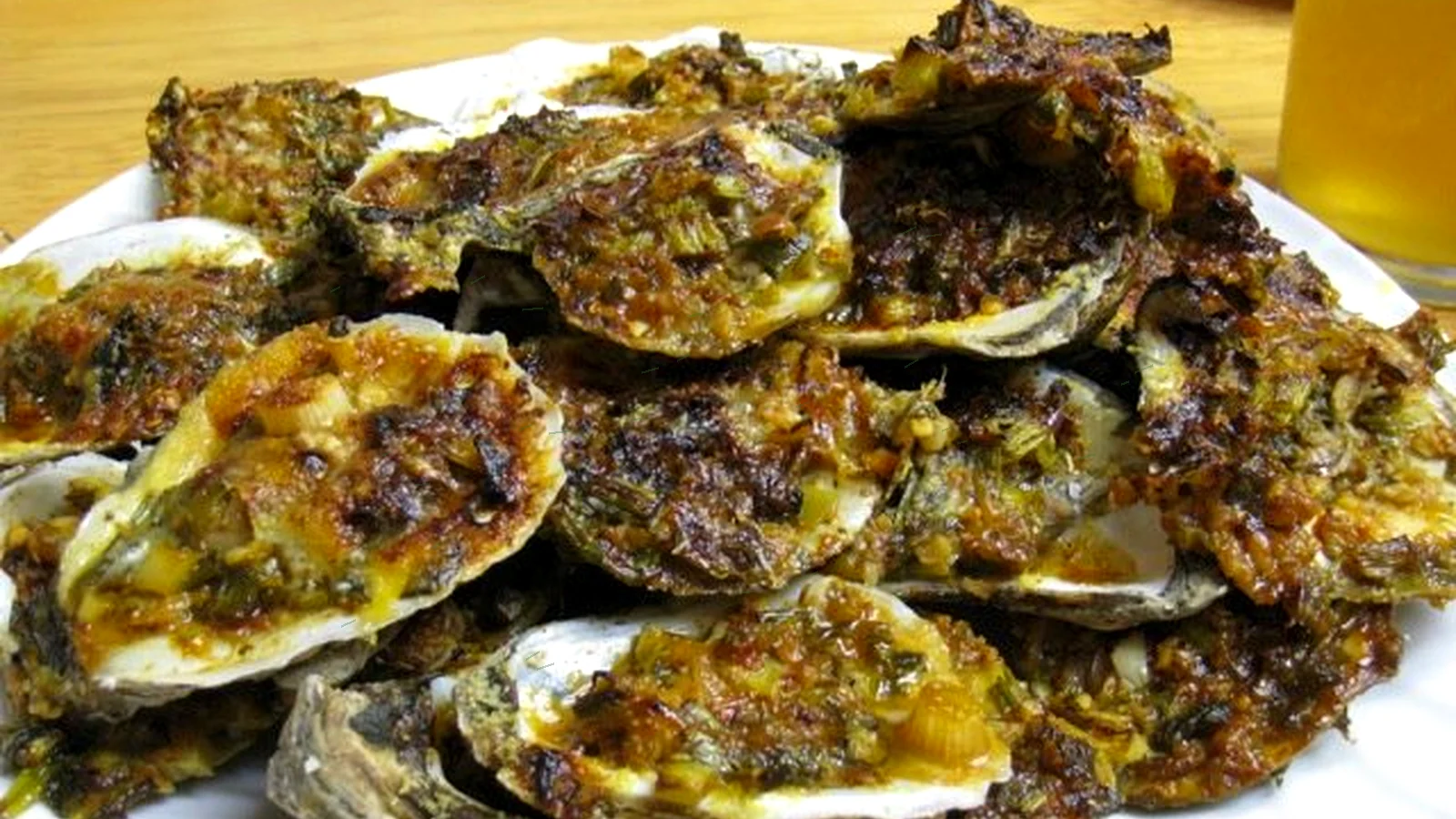 Chargrilled Oysters auf der Halbschale mit Knoblauchbutter und Kräutern