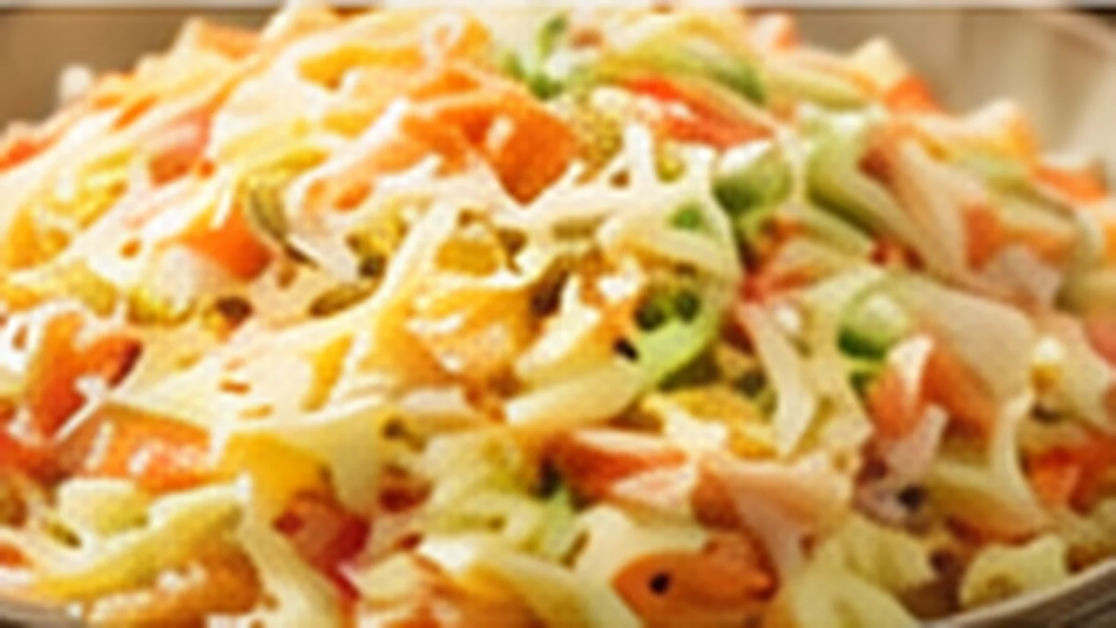 Cremiger Coleslaw mit Weißkohl, Karotten und Dressing als BBQ Beilage