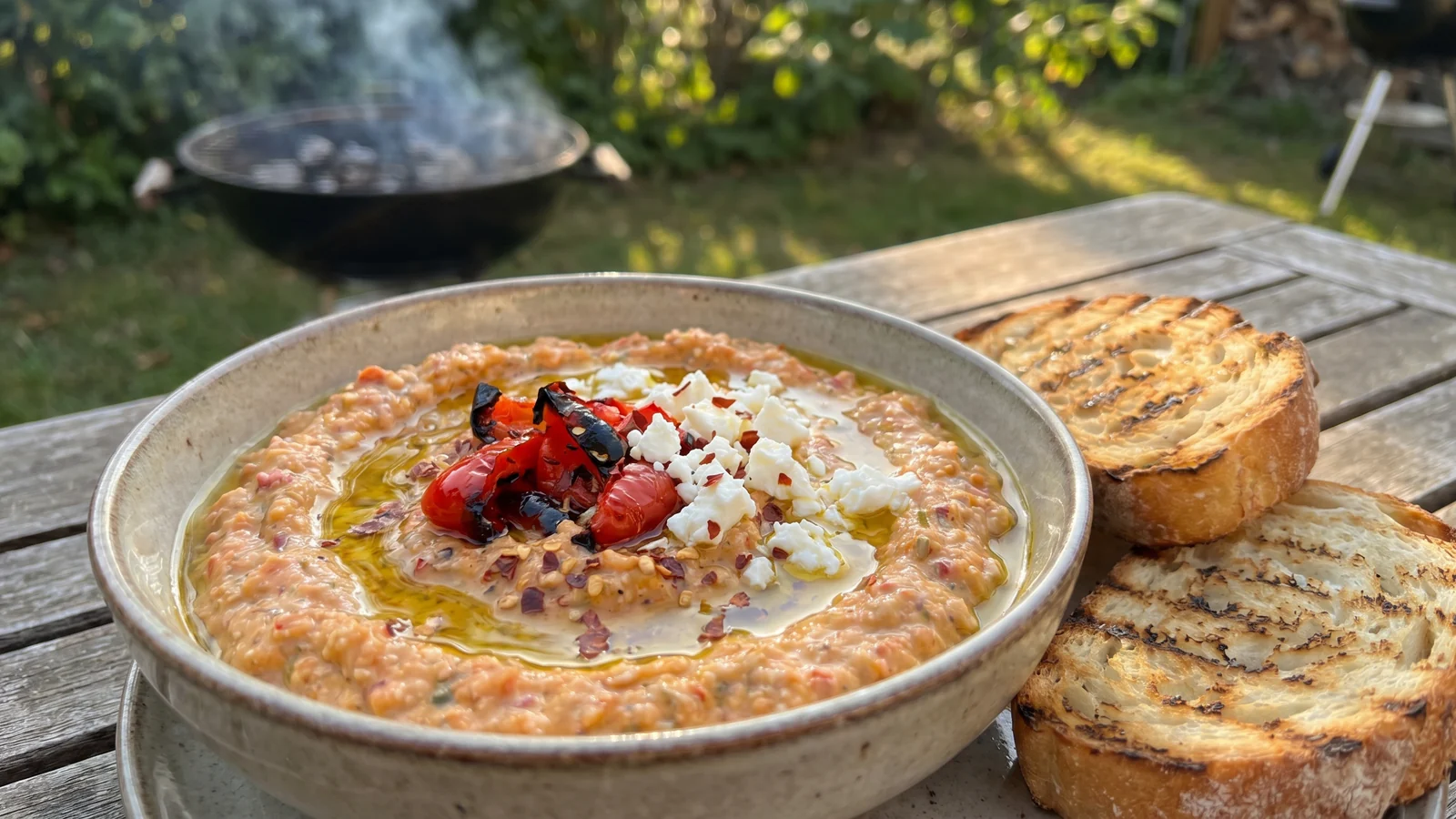 Geröstete Paprika-Feta-Creme mit gegrillter Paprika, Feta, Olivenöl und Brot