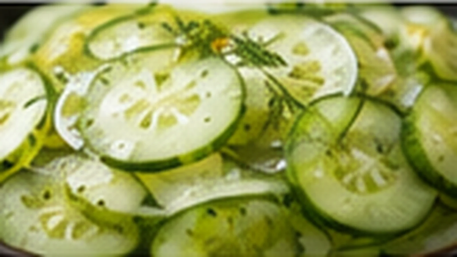 Frischer Gurkensalat zum Grillen mit Dill und feinen Gurkenscheiben