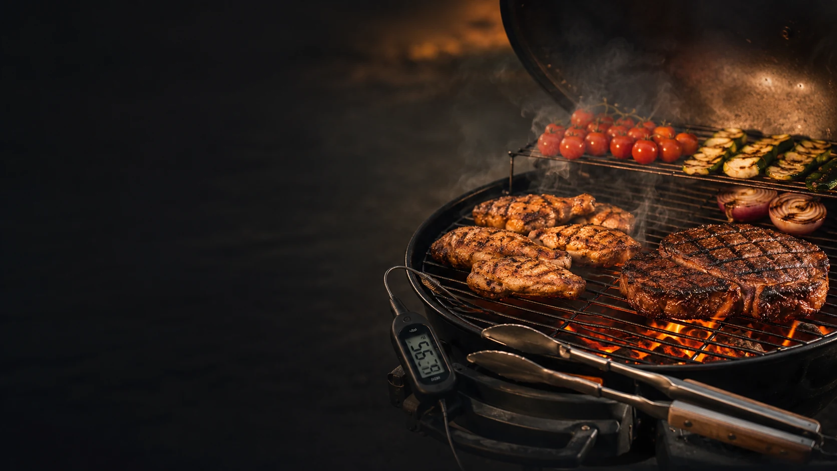 Kugelgrill mit Steak, Hähnchen, Gemüse, Grillzange und Grillthermometer