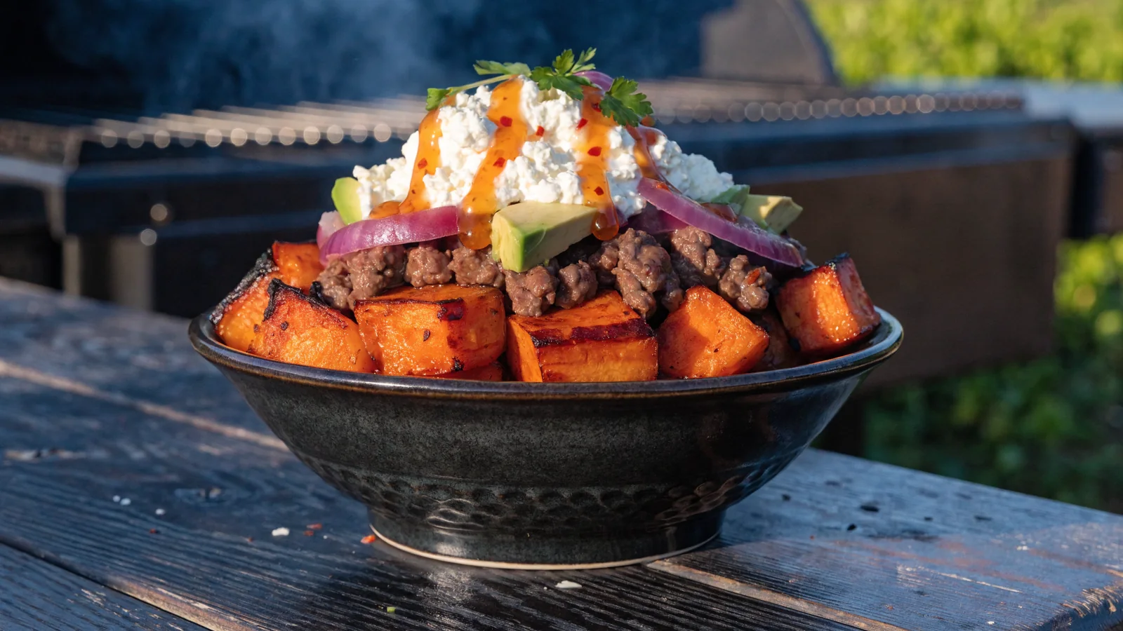 Hot Honey Sweet Potato Beef Bowl mit Rinderhack, Cottage Cheese, Avocado und roten Zwiebeln