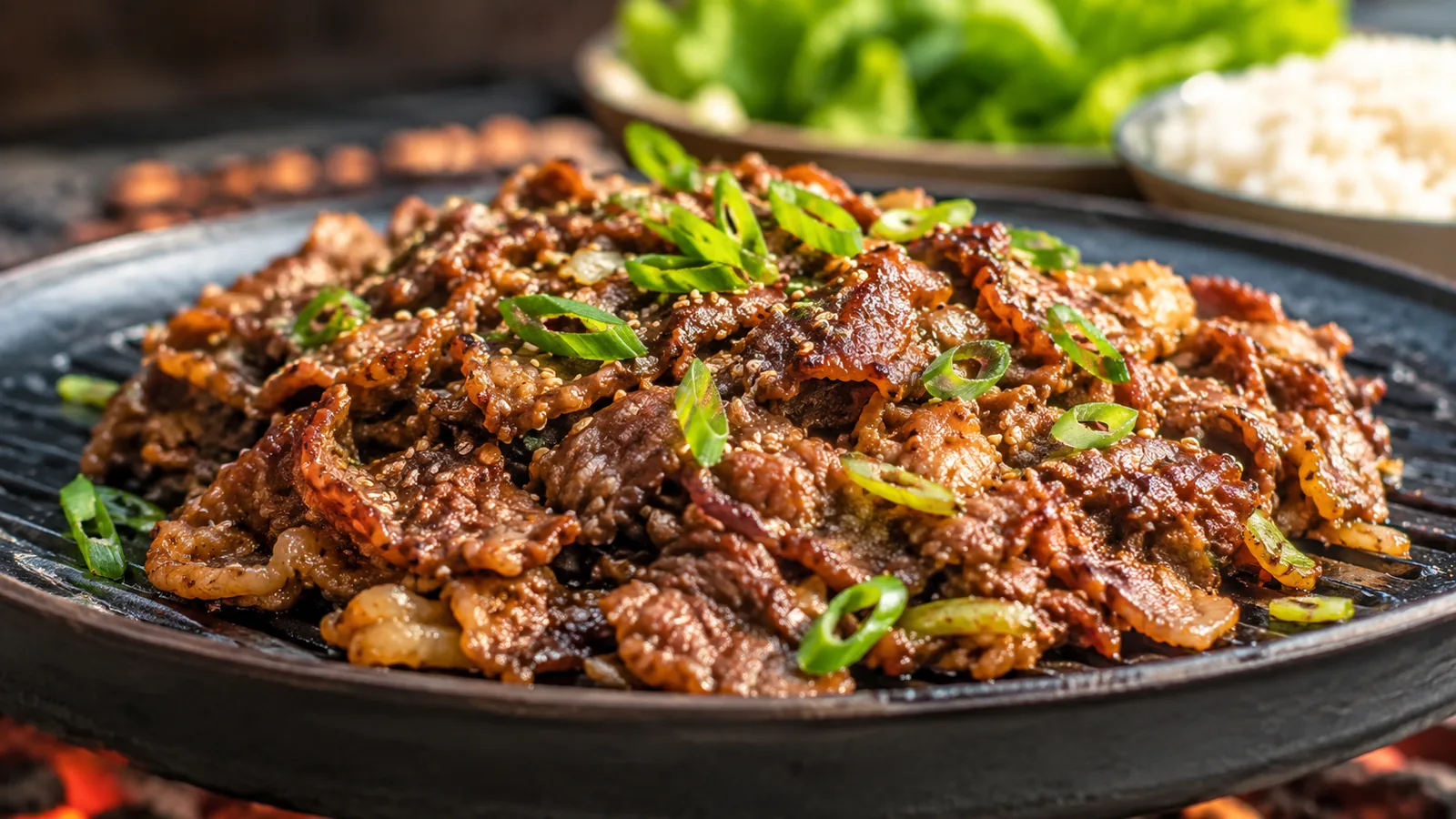 Korean Bulgogi vom Grill mit dünnen marinierten Rindfleischstreifen, Sesam und Frühlingszwiebeln