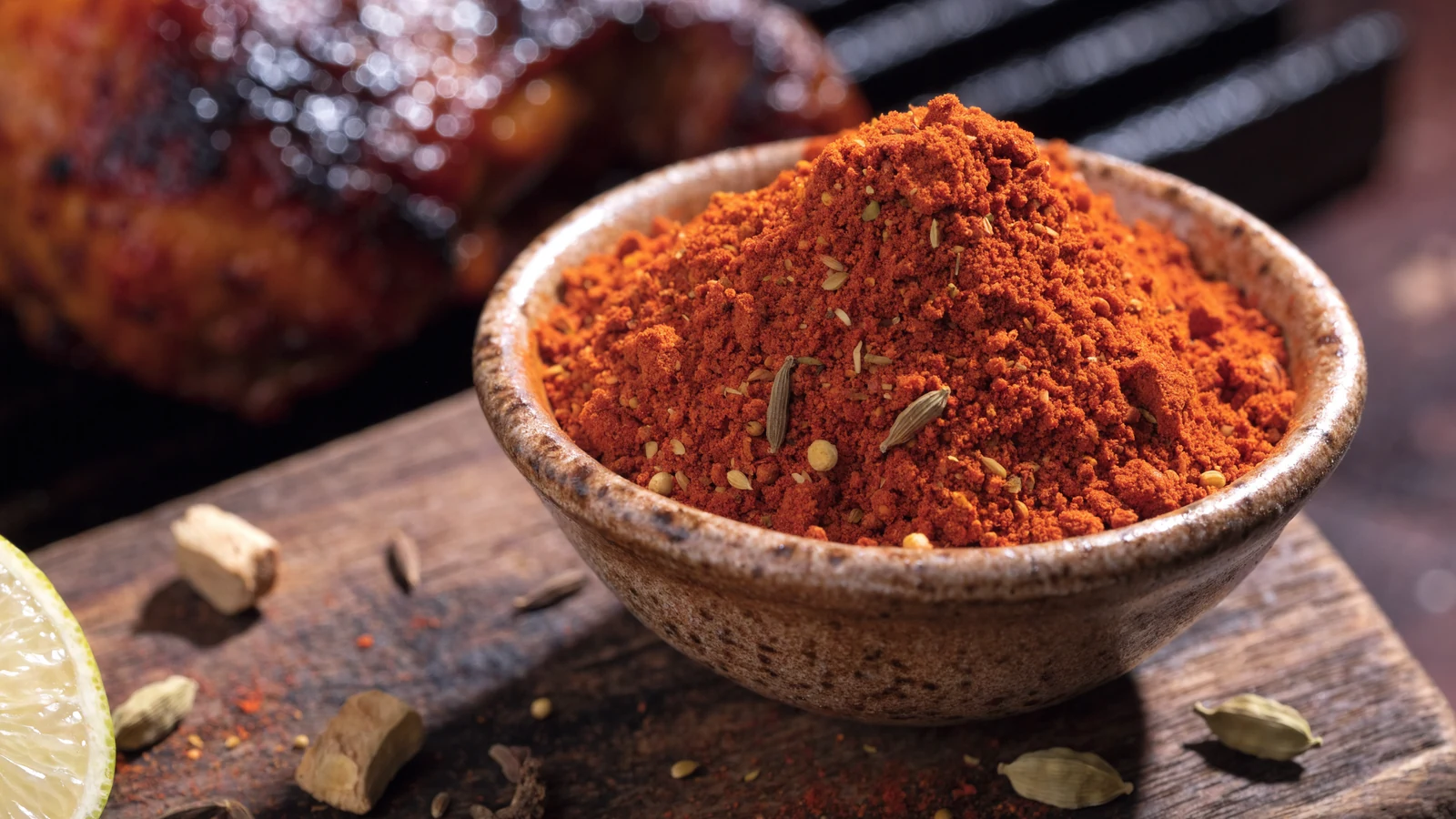 Tandoori Rub mit Kashmiri-Chili, Koriander, Kreuzkümmel und Kurkuma neben Grillhähnchen