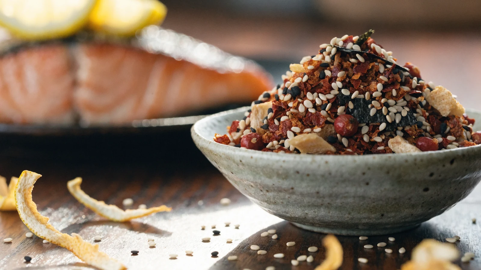 Yuzu-Shichimi-Rub mit Chili, Sesam, Zitrusschale, Nori und Sansho neben gegrilltem Lachs