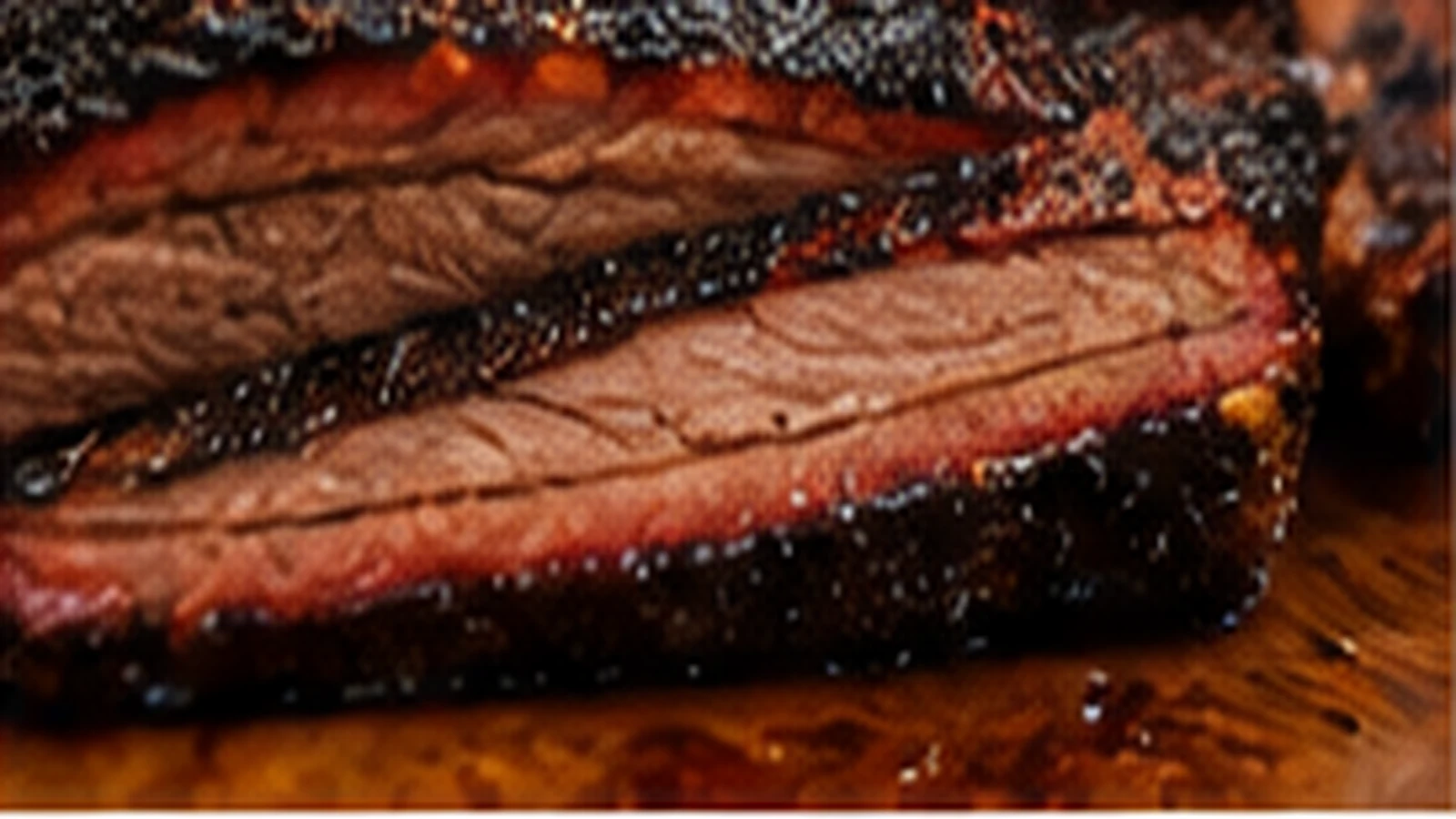 Aufgeschnittenes Brisket mit sehr dunkler, strukturierter BBQ-Bark