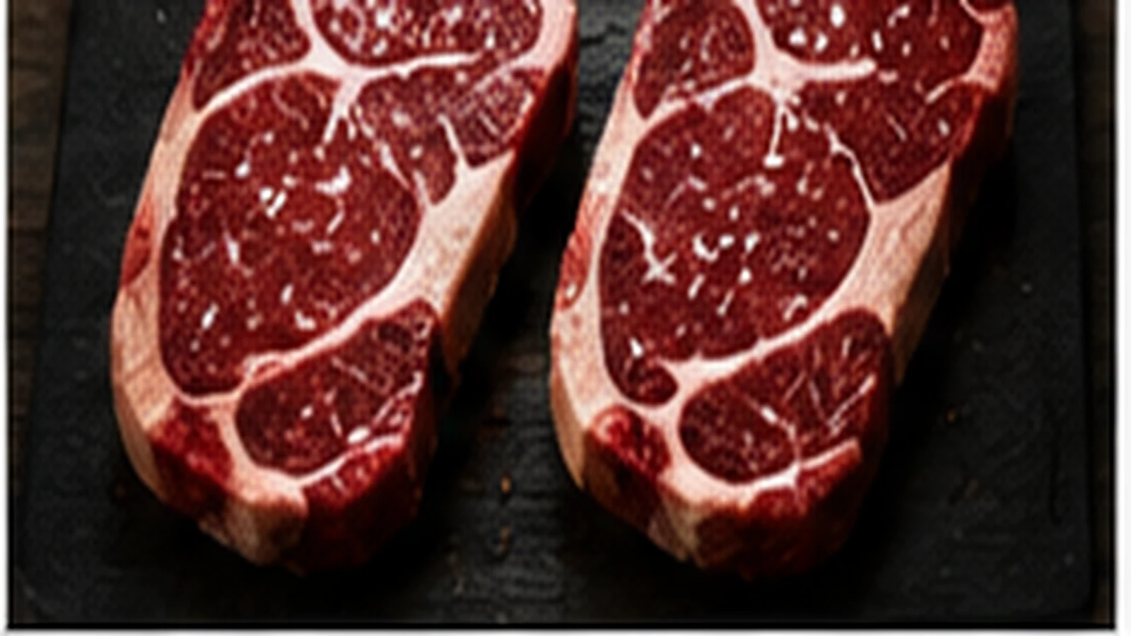Rohes Steak auf einem Holzbrett neben einem analogen Küchenthermometer